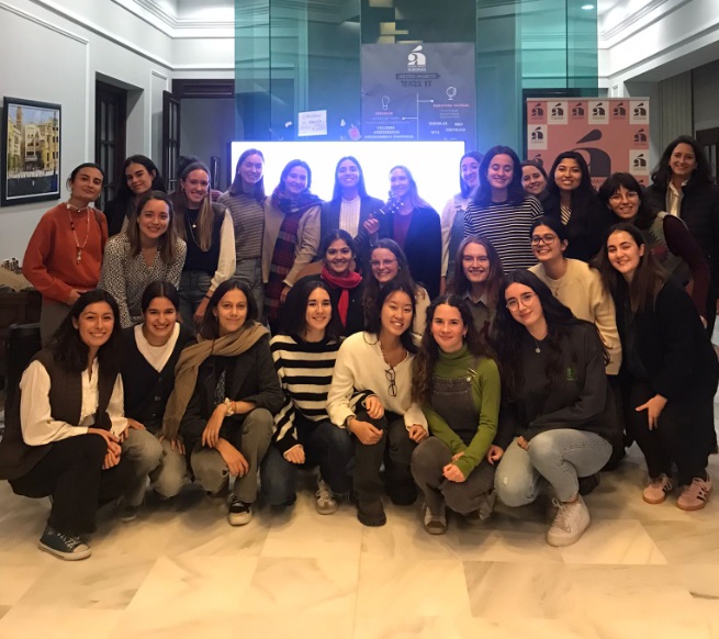 La cantante y colegiala, Pilu Fernández en el Programa Work It en el Colegio Mayor Alboran