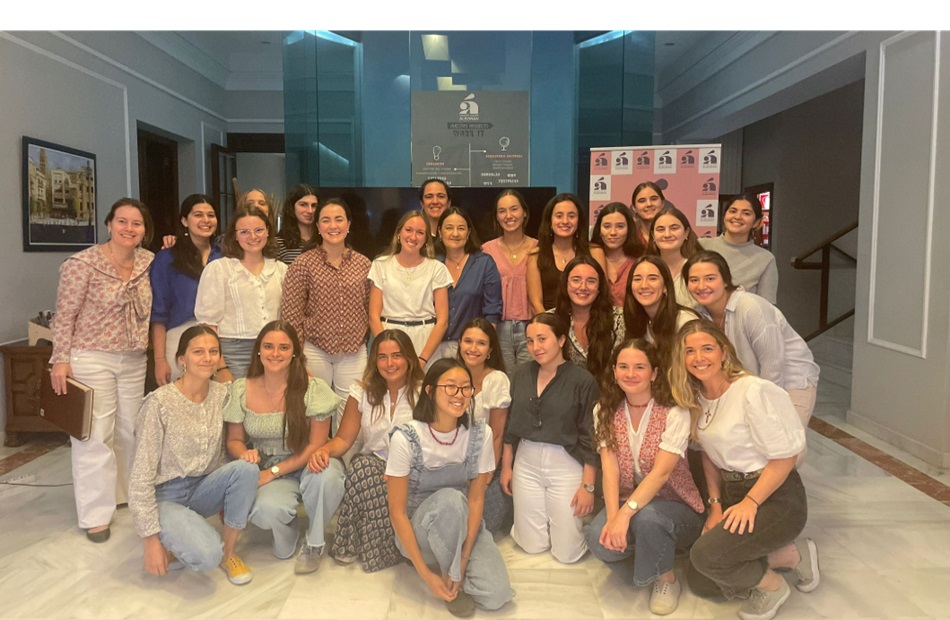 La médico de urgencias del Hospital Virgen Macarena en el Programa Work It del Colegio Mayor Alborán.