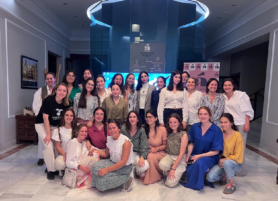 Laura Zineb de la Asociación de Trabajadores Autónomos en el Programa Work It del Colegio Mayor Alborán de Sevilla